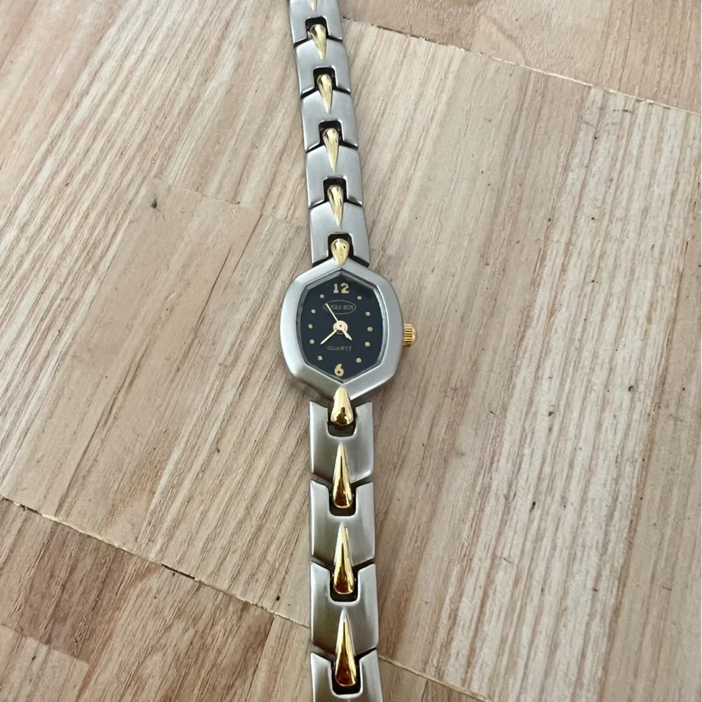 Bugle Boy ladies black dial two toned dress watch NEW BATTERY